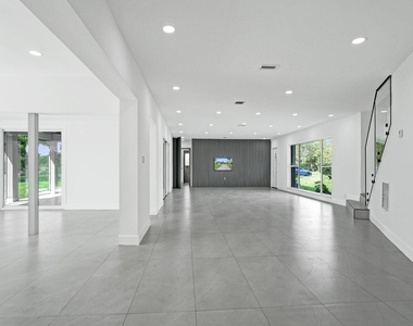 6700 E Tropical Way - Photo Thumbnail 8