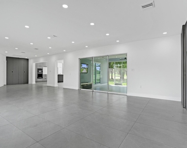6700 E Tropical Way - Photo Thumbnail 3