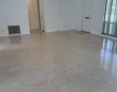 860 Nw 65th Avenue - Photo Thumbnail 4