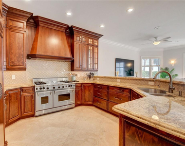 1320 S Lakeside Drive - Photo Thumbnail 9