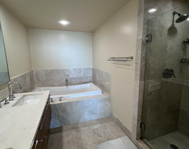 17001 Collins Avenue - Photo Thumbnail 3