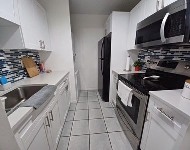 10036 Twin Lakes Drive - Photo Thumbnail 3