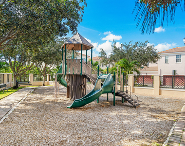 810 Nw 83rd Lane - Photo Thumbnail 22