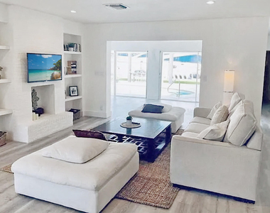 1919 Sunrise Key Boulevard - Photo Thumbnail 1