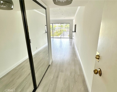 423 S Rexford Drive - Photo Thumbnail 7