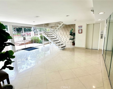 423 S Rexford Drive - Photo Thumbnail 3