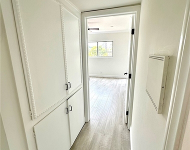 423 S Rexford Drive - Photo Thumbnail 14