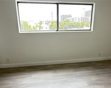423 S Rexford Drive - Photo Thumbnail 18