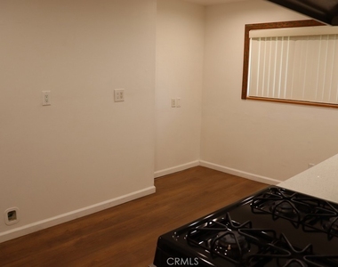 18616 Lassen Street - Photo Thumbnail 7