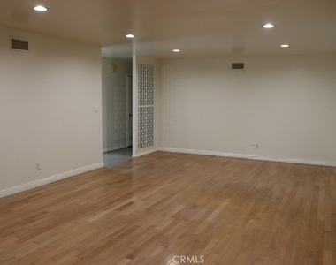 18616 Lassen Street - Photo Thumbnail 11