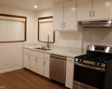18616 Lassen Street - Photo Thumbnail 4