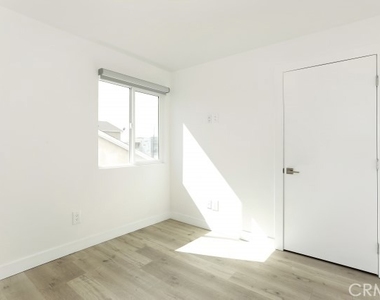 6745 Laurel Canyon Boulevard - Photo Thumbnail 6