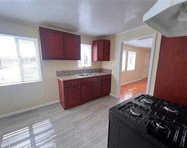 12924 Prairie Avenue - Photo Thumbnail 6