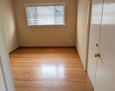 2112 Rockhurst Court - Photo Thumbnail 7