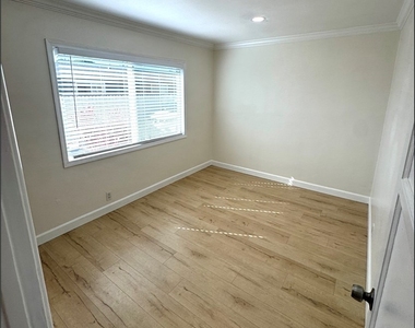 9105 Margaret Street - Photo Thumbnail 5
