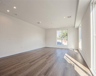 10719 Addison Street - Photo Thumbnail 28