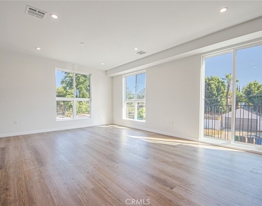 10719 Addison Street - Photo Thumbnail 7