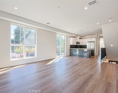 10719 Addison Street - Photo Thumbnail 6
