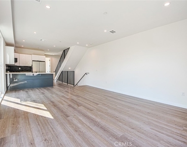 10719 Addison Street - Photo Thumbnail 27
