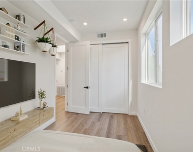 10719 Addison Street - Photo Thumbnail 21