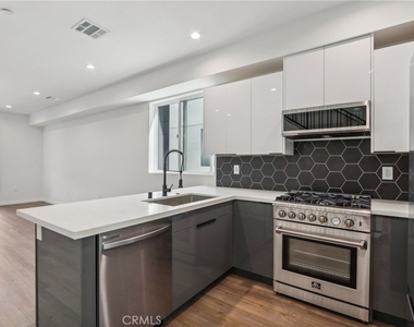 10719 Addison Street - Photo Thumbnail 9