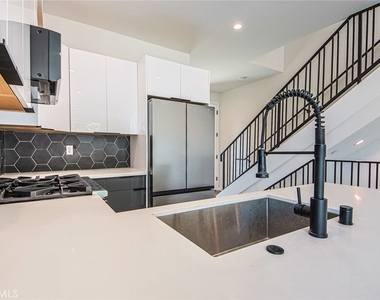 10719 Addison Street - Photo Thumbnail 25