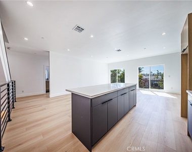 1332 S Longwood Avenue - Photo Thumbnail 11