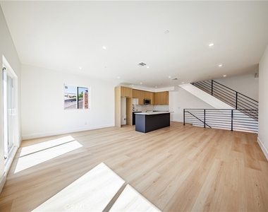 1332 S Longwood Avenue - Photo Thumbnail 14