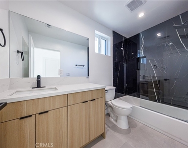 1332 S Longwood Avenue - Photo Thumbnail 30