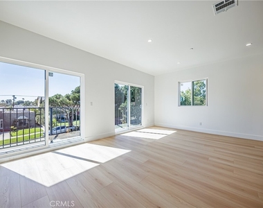 1332 S Longwood Avenue - Photo Thumbnail 13