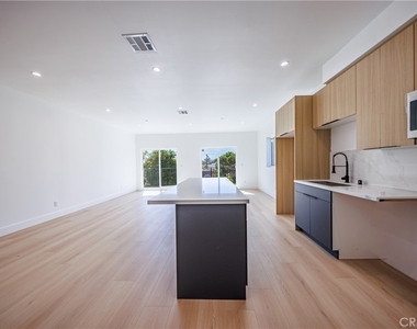1332 S Longwood Avenue - Photo Thumbnail 9
