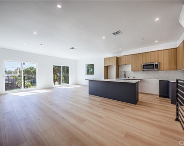 1332 S Longwood Avenue - Photo Thumbnail 12