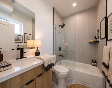 1332 S Longwood Avenue - Photo Thumbnail 4