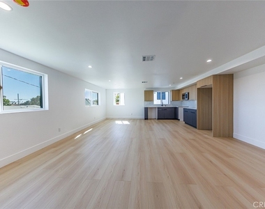 1332 S Longwood Avenue - Photo Thumbnail 12