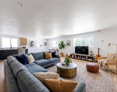 1332 S Longwood Avenue - Photo Thumbnail 1