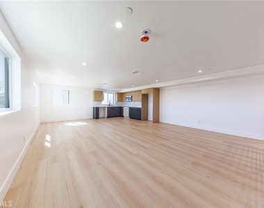 1332 S Longwood Avenue - Photo Thumbnail 11