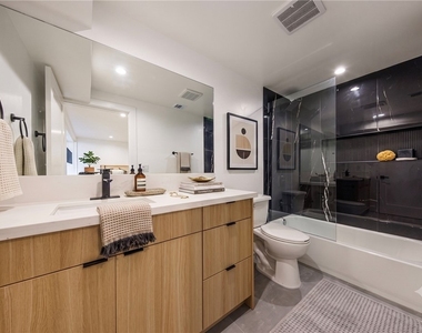 1332 S Longwood Avenue - Photo Thumbnail 4