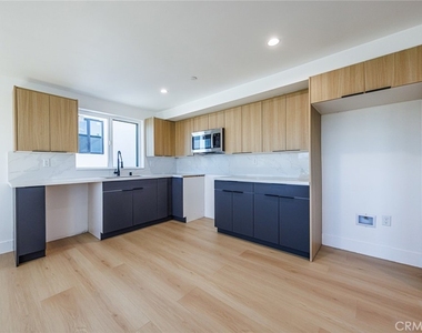 1332 S Longwood Avenue - Photo Thumbnail 14