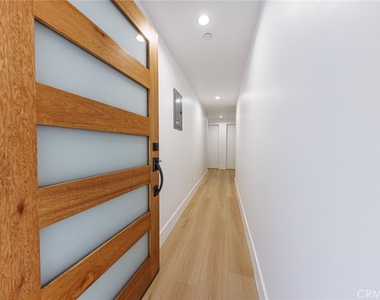 1332 S Longwood Avenue - Photo Thumbnail 6