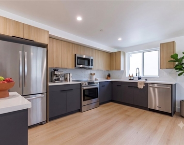 1332 S Longwood Avenue - Photo Thumbnail 2