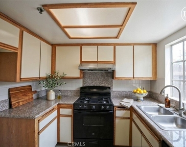 1211 Huntington Drive - Photo Thumbnail 7