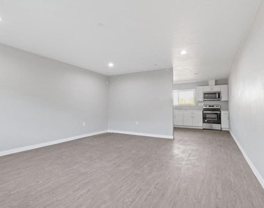 26825 Woodland Ave - Photo Thumbnail 3