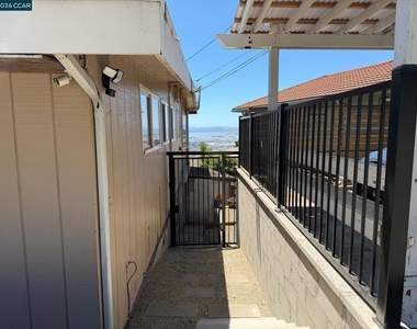 1417 Arlington Blvd - Photo Thumbnail 3