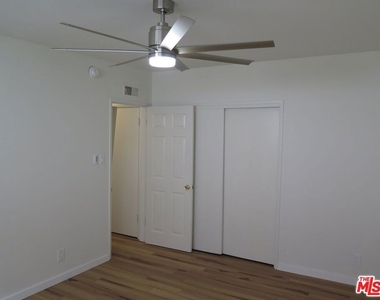 1022 N Croft Avenue - Photo Thumbnail 3