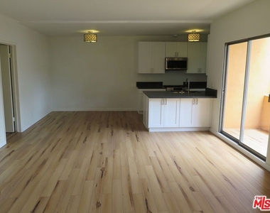 1022 N Croft Avenue - Photo Thumbnail 2