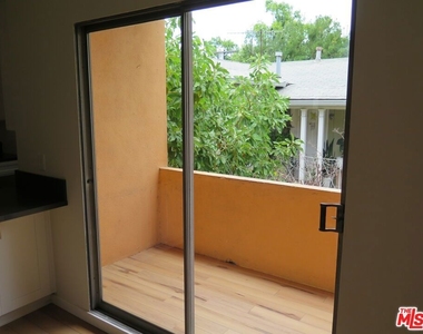 1022 N Croft Avenue - Photo Thumbnail 7