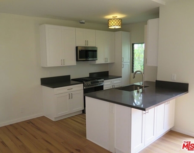 1022 N Croft Avenue - Photo Thumbnail 8