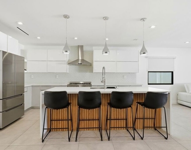 5735 Saloma Avenue - Photo Thumbnail 8