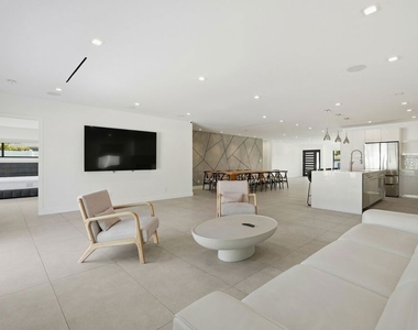 5735 Saloma Avenue - Photo Thumbnail 11
