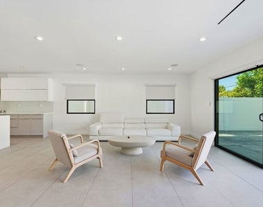 5735 Saloma Avenue - Photo Thumbnail 7